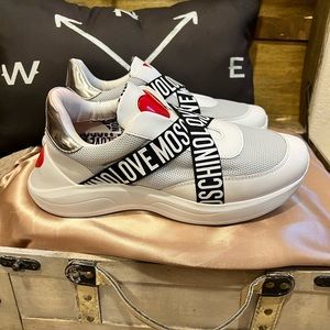 Reposh-Moschino Heart ladies sneaker-like new condition